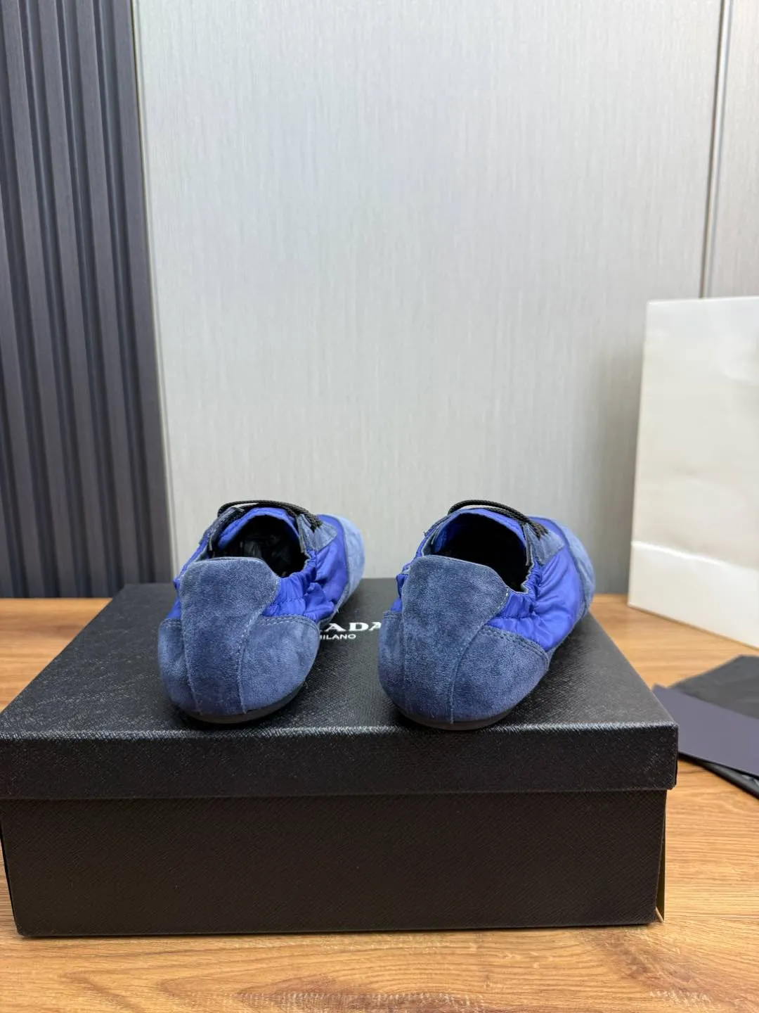 Men's shoes 💰600💰 PRADA 2025 Early Spring Collapse New Couple Style Sports Shoes Moral Training Shoes The name Collapse comes from the fact that it can be easily put on and taken off with bare hands. The light and comfortable features make it more relaxed and casual. The side elastic design can be worn twice! Super comfortable catwalk sneakers, as light and thin as ballet slippers, as comfortable as sneakers, comfortable and super light on the feet. Fabric: nubuck leather spliced ​​with nylon cloth. Silk cowhide foot pads. Size: Women's code 35/40 Men's code 39/45